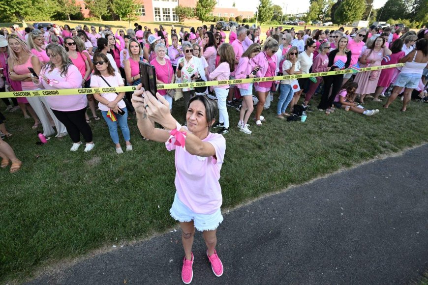 Hundreds of women in pink rally in support of Lindsay Clancy during trial