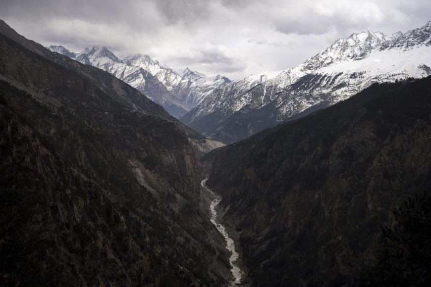 How a collapsing glacier may have caused the catastrophic Nepal floods