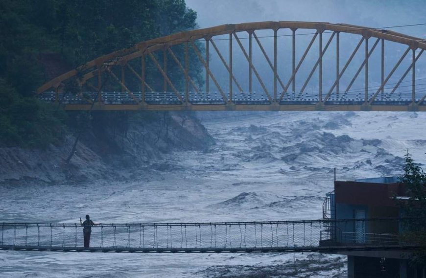 Nepal warns of possible fresh flooding as death toll rises to at least 800