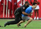 Fan runs onto field at Houston Cougars game, gets absolutely trucked by police officer