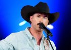 Riley Green drops acoustic performance of 'That's Just Me' and country music fans can't get enough