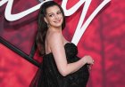 Anne Hathaway takes charge at the 'Verity' red carpet in viral moment