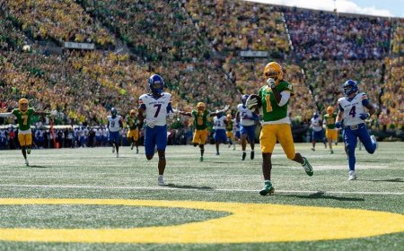 Oregon rallies from slow start, thwarts Boise State's upset bid in season opener