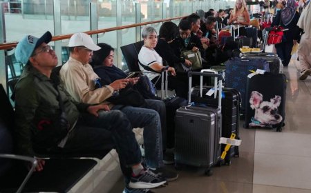 Indonesia’s Anak Krakatau volcano erupts, strands thousands as flights cancelled