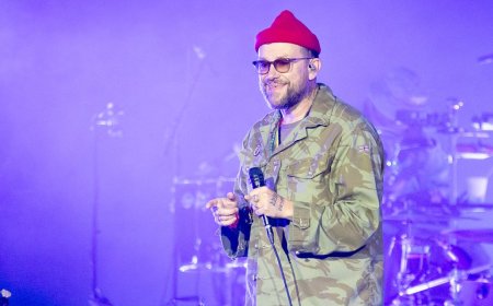 Gorillaz frontman Damon Albarn holds up Palestinian flag during show after Macklemore tour removal