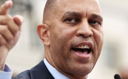 Hakeem Jeffries Blasts Fellow Democrat for Endorsing Republican in Key New York House Race
