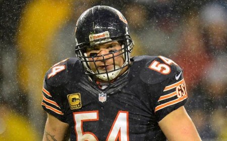 NFL legend Brian Urlacher rips Colin Kaepernick, says protests wouldn't have flown in his locker room