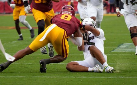 Oregon Ducks QB Dante Moore carted off the field after a vicious hit to the head against USC