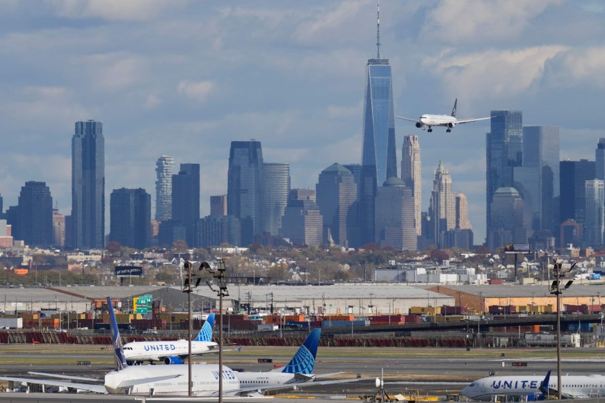 U.S. halts flights at 7 major airports over communications issues
