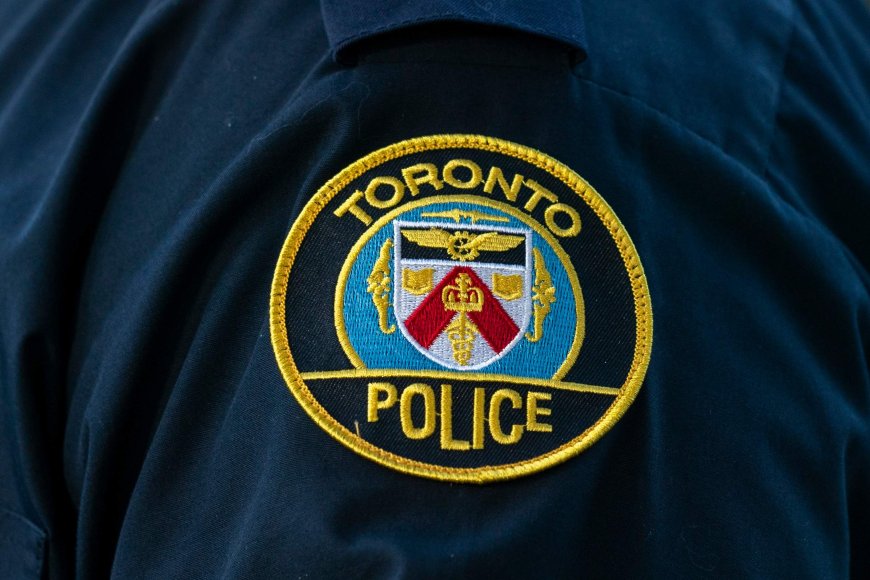 Daylight shooting in Toronto leaves 2 people dead