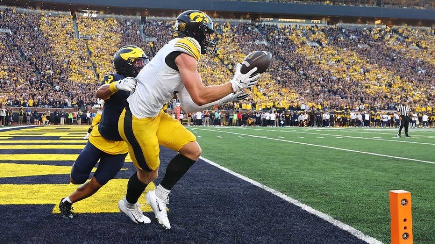 Hank Brown's last-second touchdown pass lifts Iowa to 20-19 win over Michigan in Big Ten