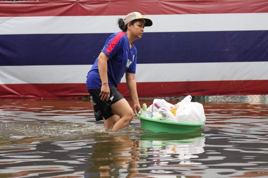 Rain eases in Bangkok but persistent flooding forces thousands to leave home