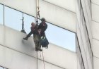 Workers rescued from Montreal highrise after platform malfunction
