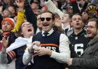 Mike Ditka tributes pour in from around the NFL including fans dressing like him in Green Bay
