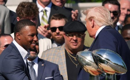 Eagles' Saquon Barkley suffers hamstring injury against Rams, and field could have played a significant role
