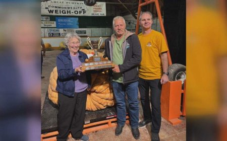 Giant pumpkin squashes competition, sets new record at Manitoba fair