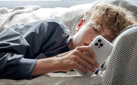 Dr Drew Pinsky likens smartphones to a 'crack pipe' in warning over behavioral addictions