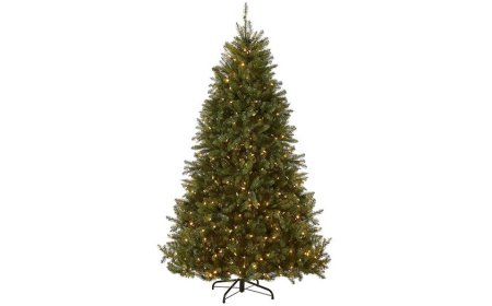 This popular 7.5-foot pre-lit Christmas tree is $400 off on Amazon — just $280
