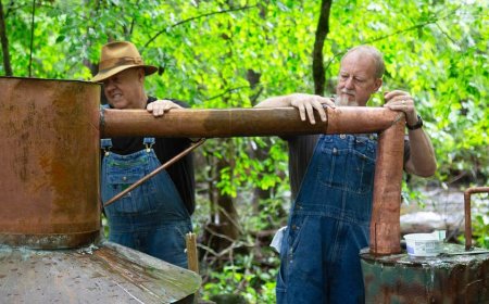 'Moonshiners' stars challenge notorious warning that outlaw liquor can make you go blind