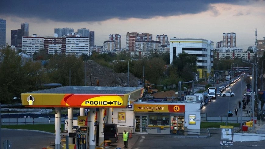 Trump Blames Ukraine For High Fuel Prices As Kiev Refuses To Stop Striking Russian Refineries
