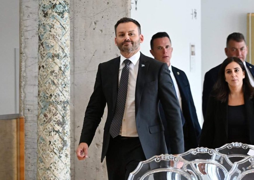 Legal group seeks to force Quebec MNAs to swear oath to King