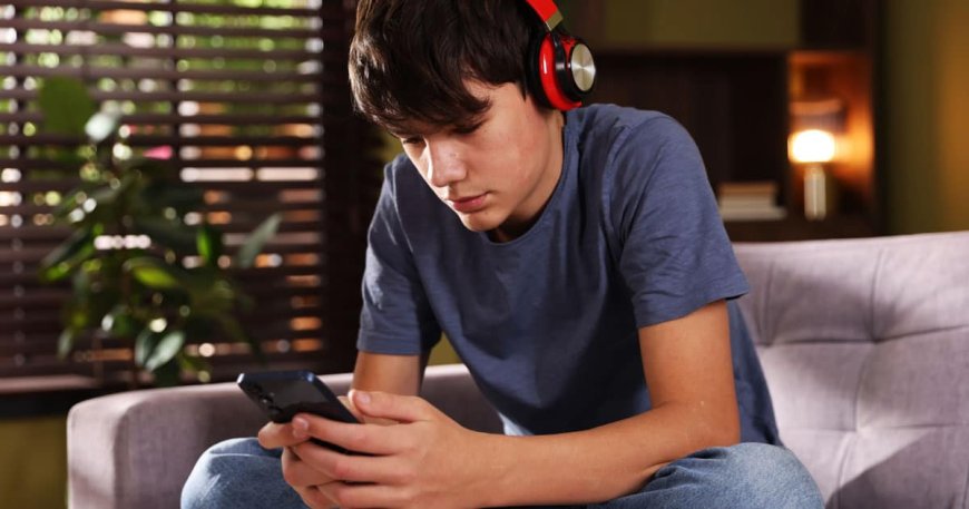 UK Police Arrest 15-Year-Old Boy for Mocking Politician’s Clothes on Social Media